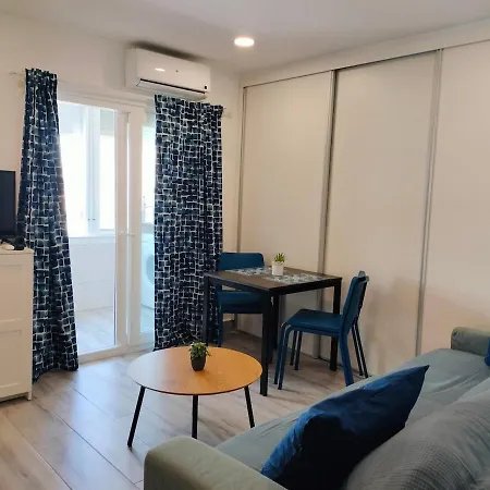 Cg944 - Renovated With Views, Ac And Lift - Free Street Parking *